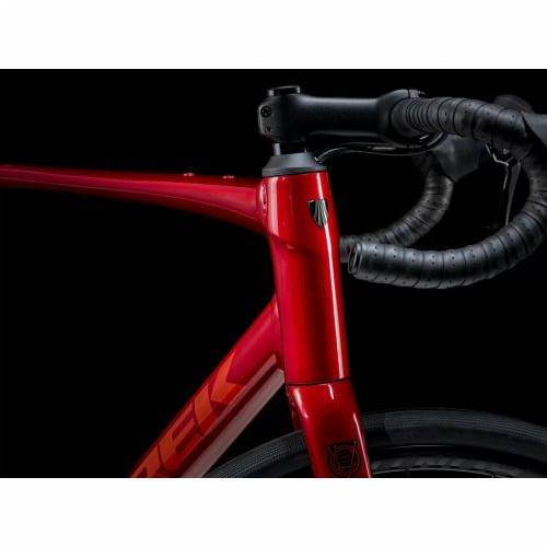 BICIKL TREK TRKAĆI DOMANE AL 2 49 CRIMSON TO DARK CARMINE FADE / 2026 Cijena