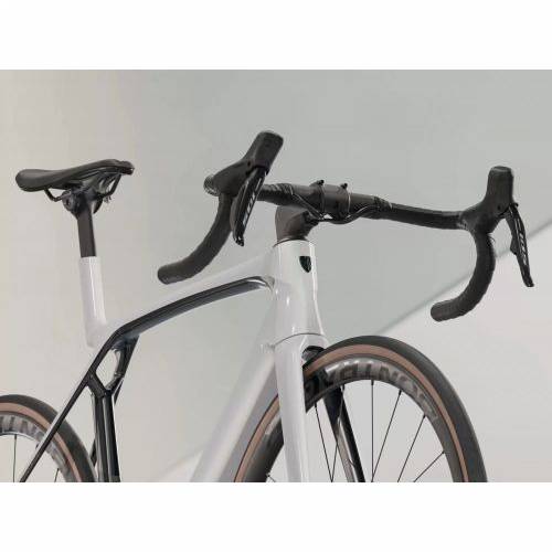 BICIKL TREK TRKAĆI MADONE SL 6 GEN 8, WHITE PRISMATIC ML / 2025 Cijena Akcija